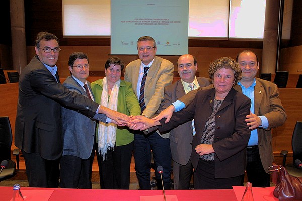 Imatge dels 7 alcaldes que han signat el manifest conjunt per les pistes segregades a l'aeroport del Prat (3 de maig de 2007)
